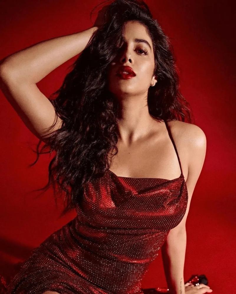 janhvi-kapoor-hottest-photos